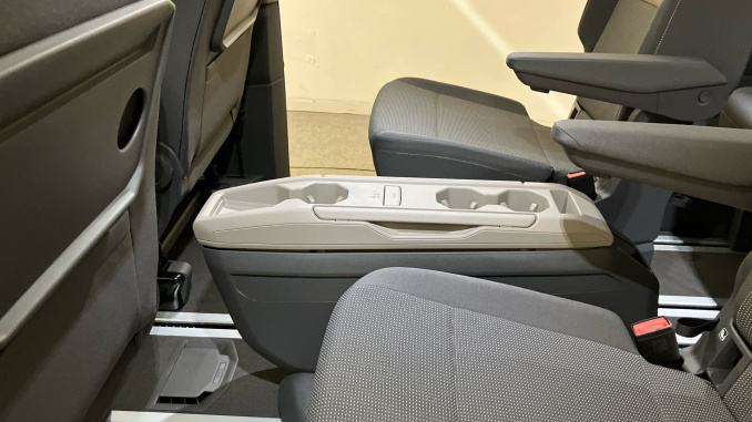 Volkswagen Multivan 1.5 TSI eHybrid Life 5dr 4MOTION DSG Estate - Image 40
